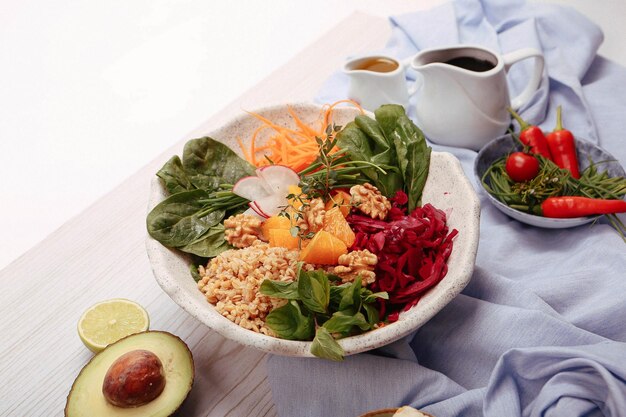 Plato de ensalada fresca con verduras mixtas