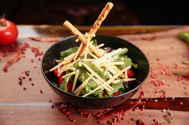 Plato de ensalada fresca con verduras mixtas