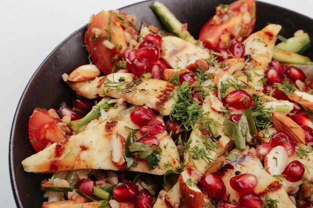 Plato de ensalada fresca con verduras mixtas