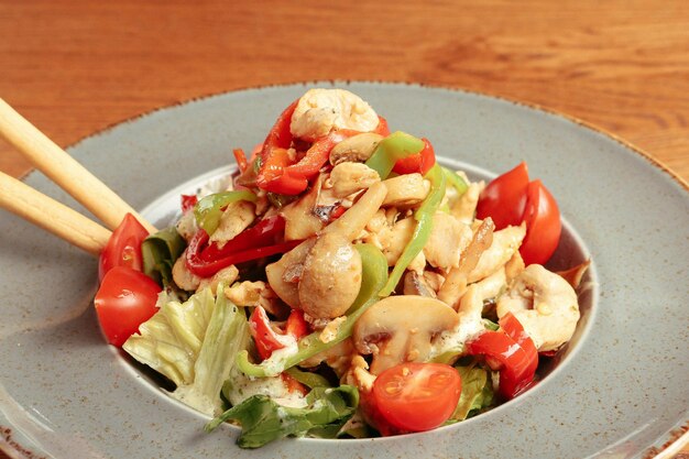 Plato de ensalada fresca con verduras mixtas