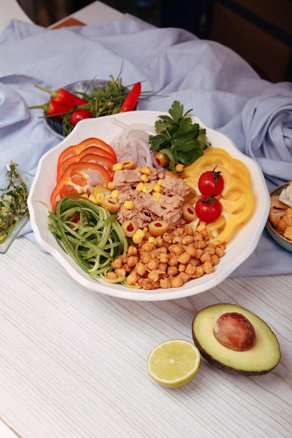 Plato de ensalada fresca con verduras mixtas