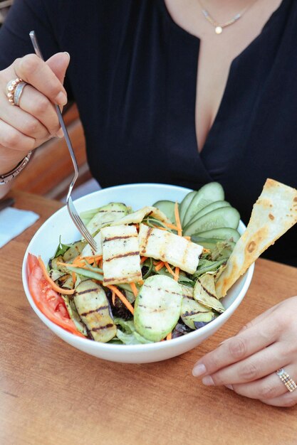 Plato de ensalada fresca con verduras mixtas