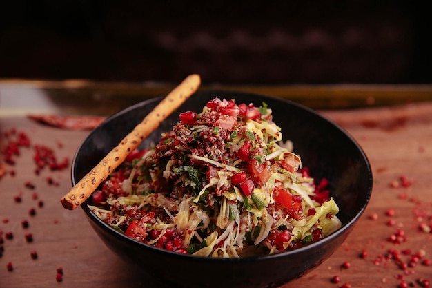 Plato de ensalada fresca con verduras mixtas