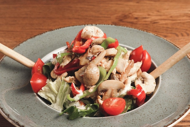 Plato de ensalada fresca con verduras mixtas