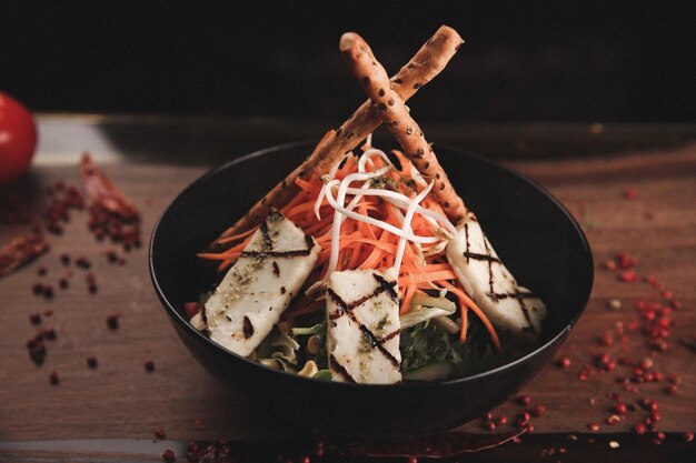 Plato de ensalada fresca con verduras mixtas