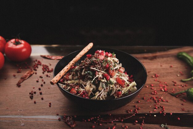 Plato de ensalada fresca con verduras mixtas