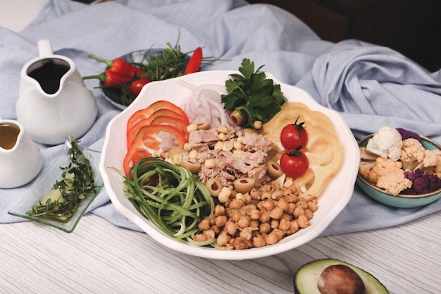 Plato de ensalada fresca con verduras mixtas