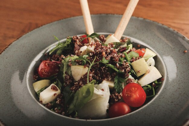 Plato de ensalada fresca con verduras mixtas