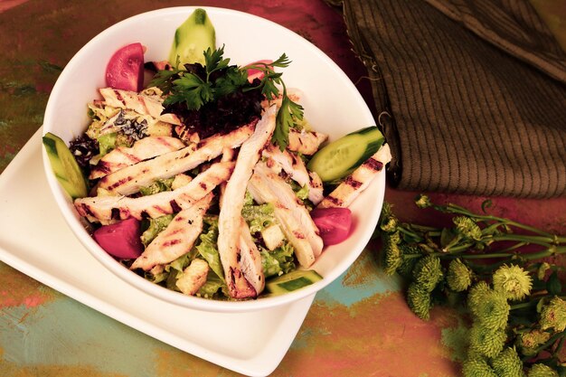 Plato de ensalada fresca con verduras mixtas