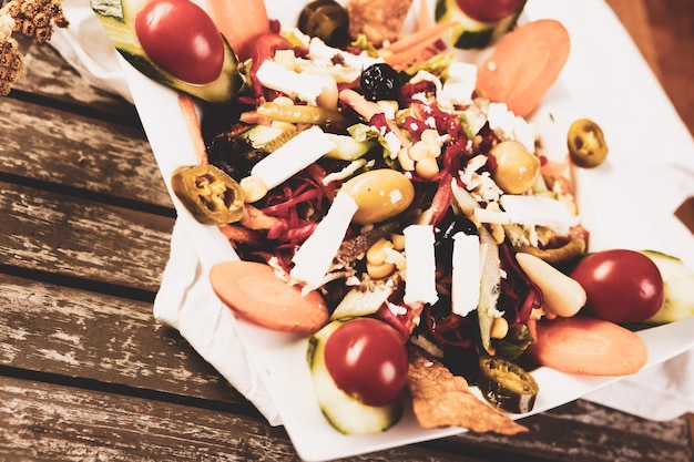 Plato de ensalada fresca con verduras mixtas