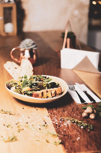 Plato de ensalada fresca con verduras mixtas