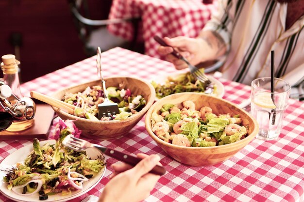 Plato de ensalada fresca con verduras mixtas