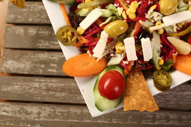 Plato de ensalada fresca con verduras mixtas