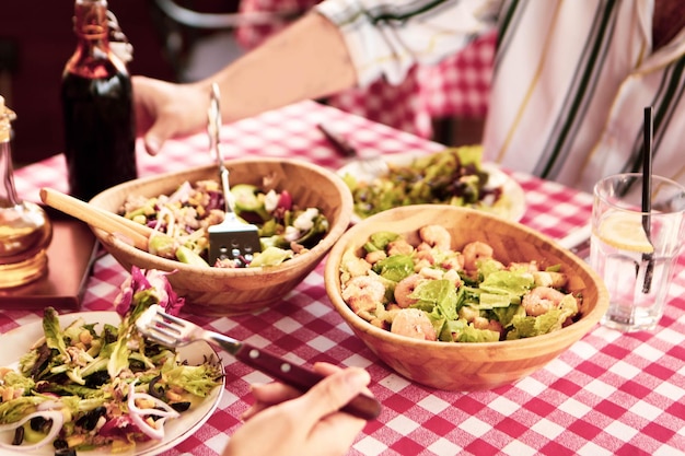 Plato de ensalada fresca con verduras mixtas