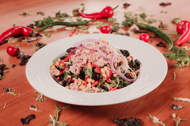 Plato de ensalada fresca con verduras mixtas