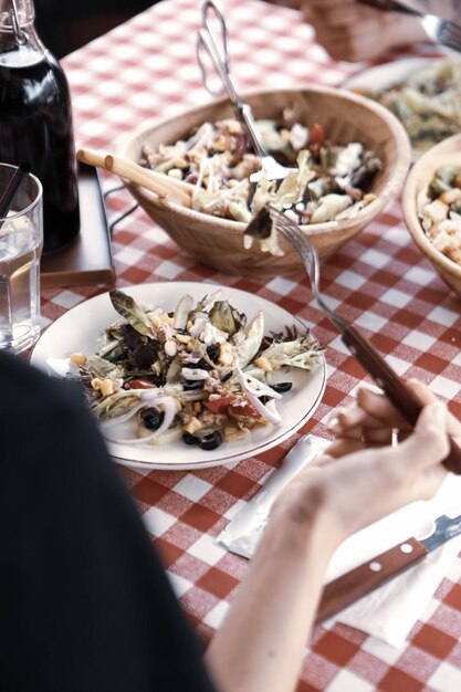 Plato de ensalada fresca con verduras mixtas