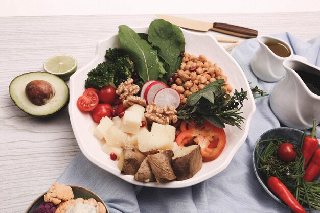 Plato de ensalada fresca con verduras mixtas