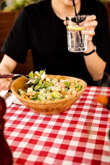 Plato de ensalada fresca con verduras mixtas