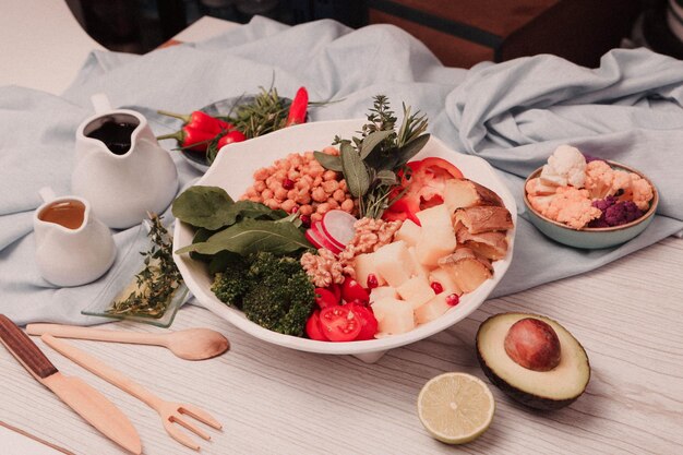 Plato de ensalada fresca con verduras mixtas