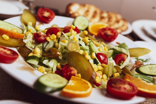 Plato de ensalada fresca con verduras mixtas