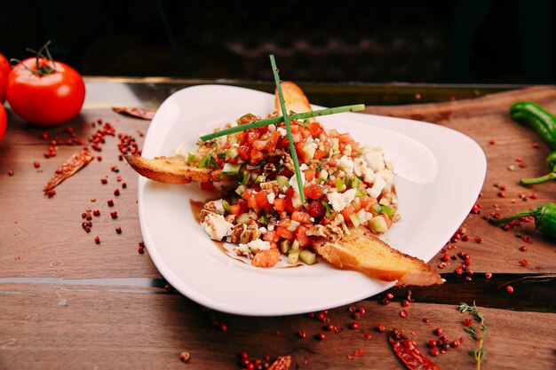 Plato de ensalada fresca con verduras mixtas