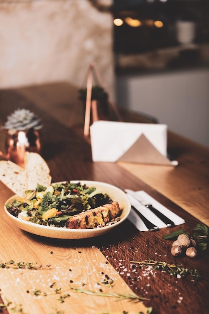 Plato de ensalada fresca con verduras mixtas