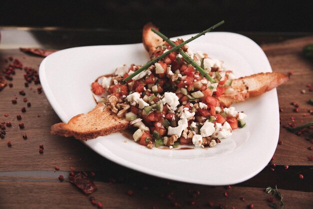 Plato de ensalada fresca con verduras mixtas