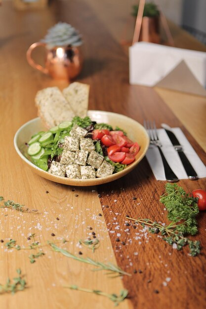 Foto plato de ensalada fresca con verduras mixtas