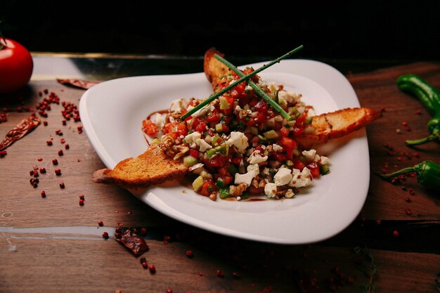 Plato de ensalada fresca con verduras mixtas