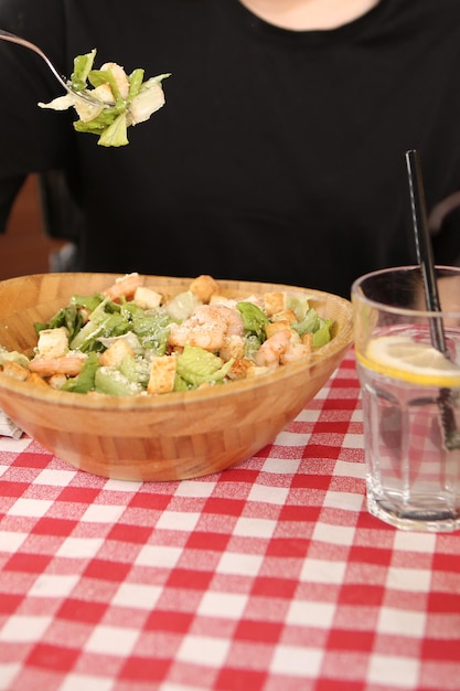 Plato de ensalada fresca con verduras mixtas