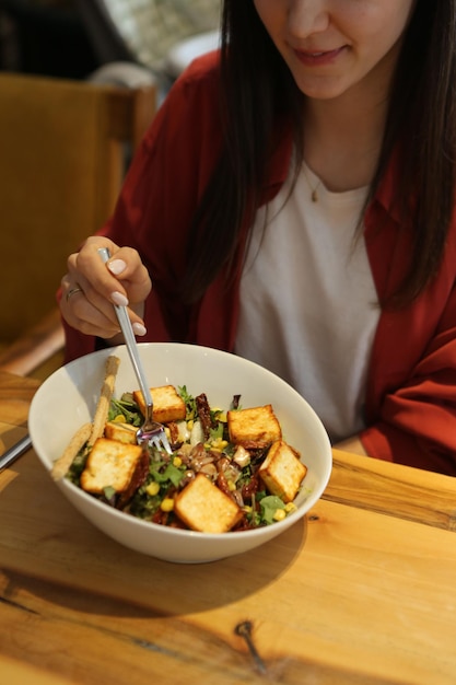 Plato de ensalada fresca con verduras mixtas