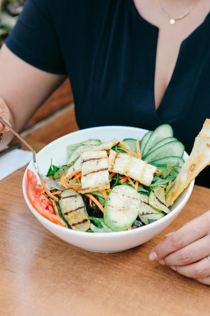 Plato de ensalada fresca con verduras mixtas