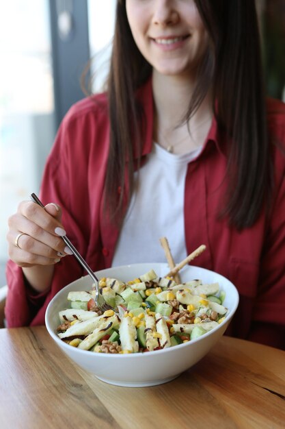 Plato de ensalada fresca con verduras mixtas