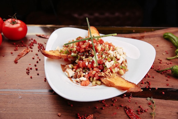 Plato de ensalada fresca con verduras mixtas