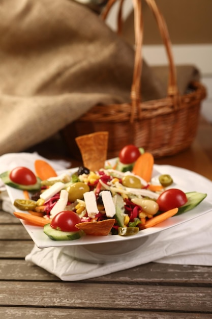 Plato de ensalada fresca con verduras mixtas