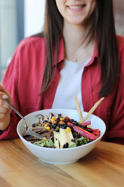 Plato de ensalada fresca con verduras mixtas