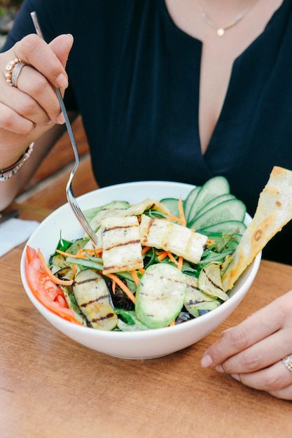 Plato de ensalada fresca con verduras mixtas