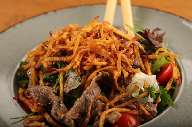 Plato de ensalada fresca con verduras mixtas