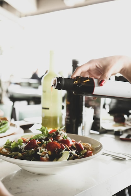 Plato de ensalada fresca con verduras mixtas