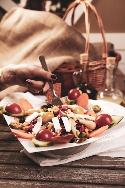 Plato de ensalada fresca con verduras mixtas