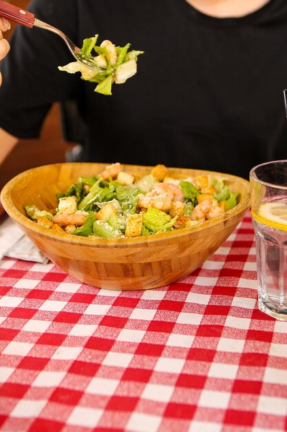 Plato de ensalada fresca con verduras mixtas