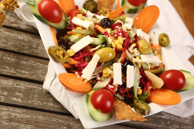 Plato de ensalada fresca con verduras mixtas