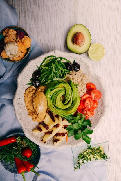 Foto plato de ensalada fresca con verduras mixtas