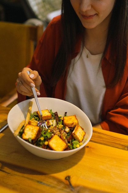 Plato de ensalada fresca con verduras mixtas