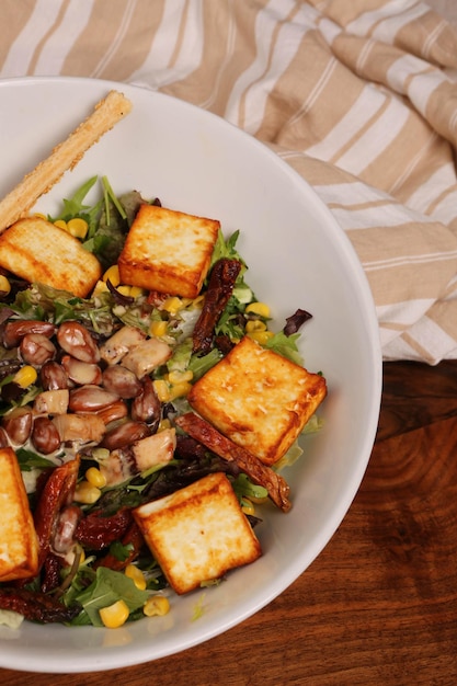 Plato de ensalada fresca con verduras mixtas