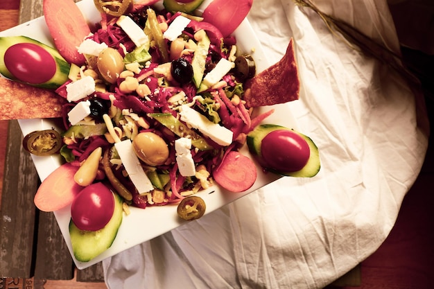 Plato de ensalada fresca con verduras mixtas