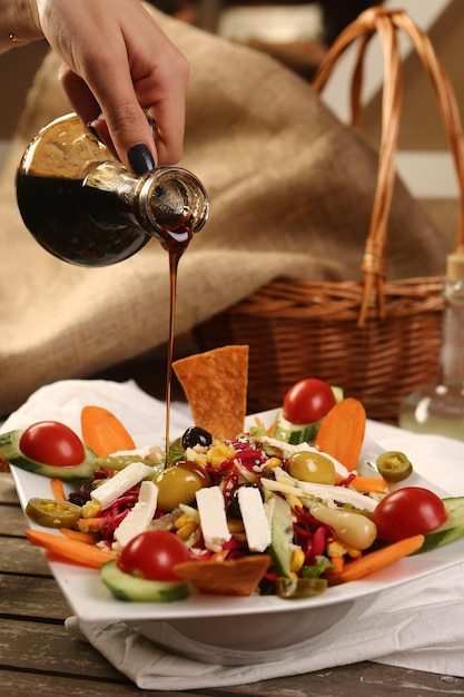 Plato de ensalada fresca con verduras mixtas