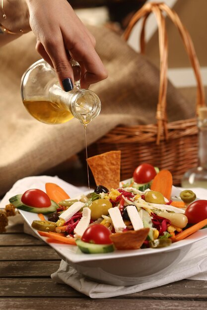 Plato de ensalada fresca con verduras mixtas