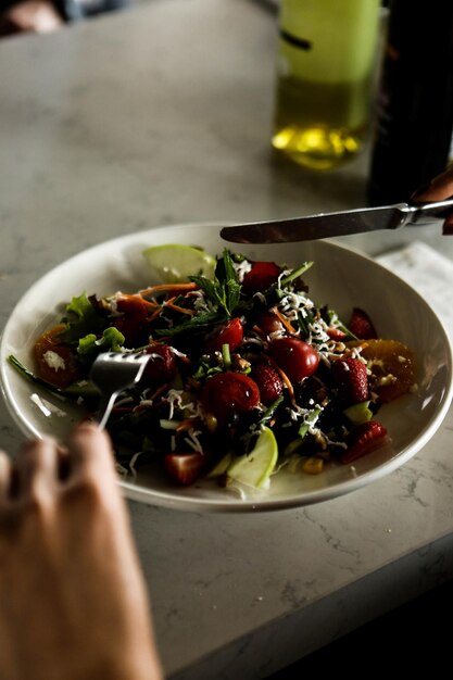 Plato de ensalada fresca con verduras mixtas