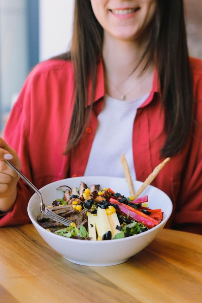 Plato de ensalada fresca con verduras mixtas